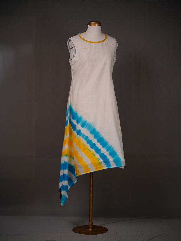 White Sleeveless Mulmul Kurti With Tie-n-Dye Patch On Asymmetrical Hem
