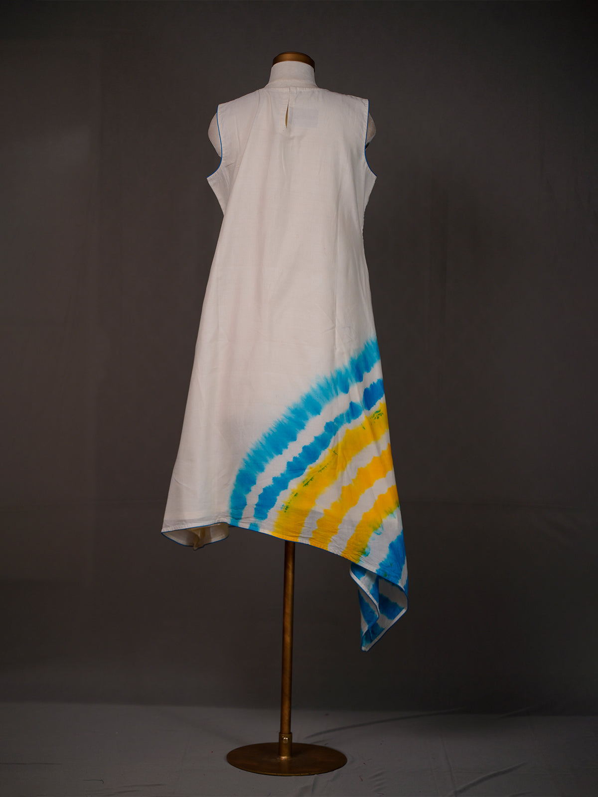 White Sleeveless Mulmul Kurti With Tie-n-Dye Patch On Asymmetrical Hem