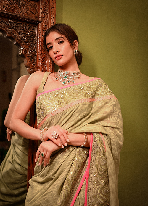 Look as Regal as a Queen in Handwoven Doria Silk Saree